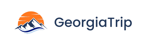 Логотип GeorgiaTrip – солнце, горы и волна